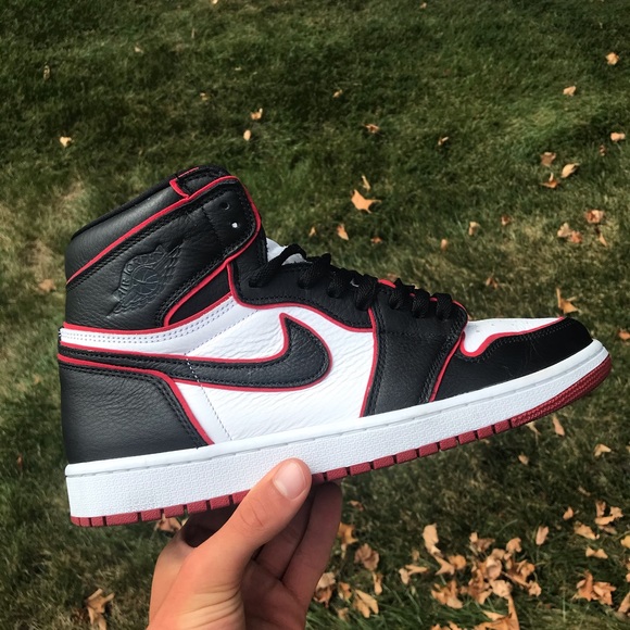 Nike Air Jordan 1 High OG ‘Bloodline’ - Picture 2 of 5